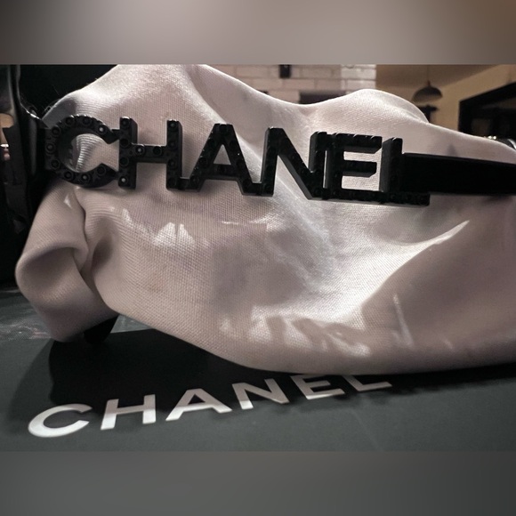 SOLD - 🕶️ CHANEL CH5422B Black Logo Sunglasses - Picture 4 of 10